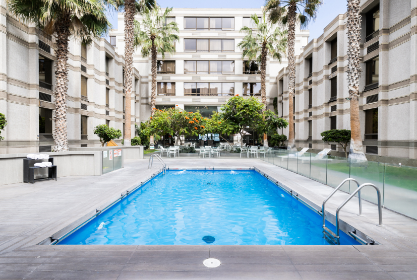 piscina y patio hotel