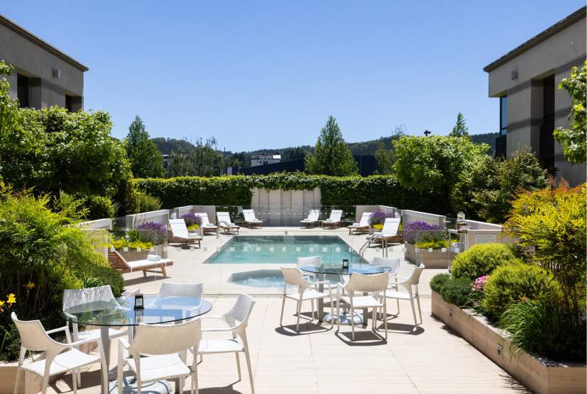 piscina y patio hotel