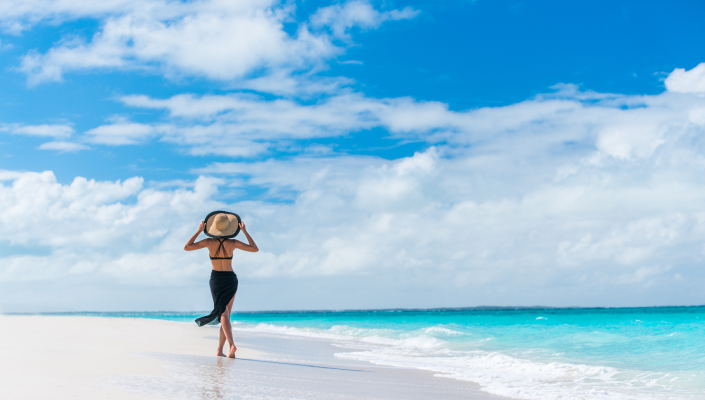 mujer disfrutando la playa