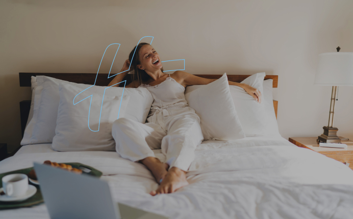 mujer descansando en su habitacion del hotel