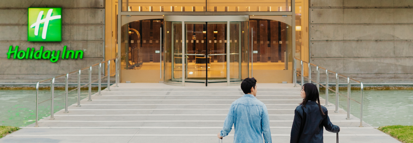 Escalas inteligentes: descubre la comodidad de alojarse dentro del aeropuerto de Santiago